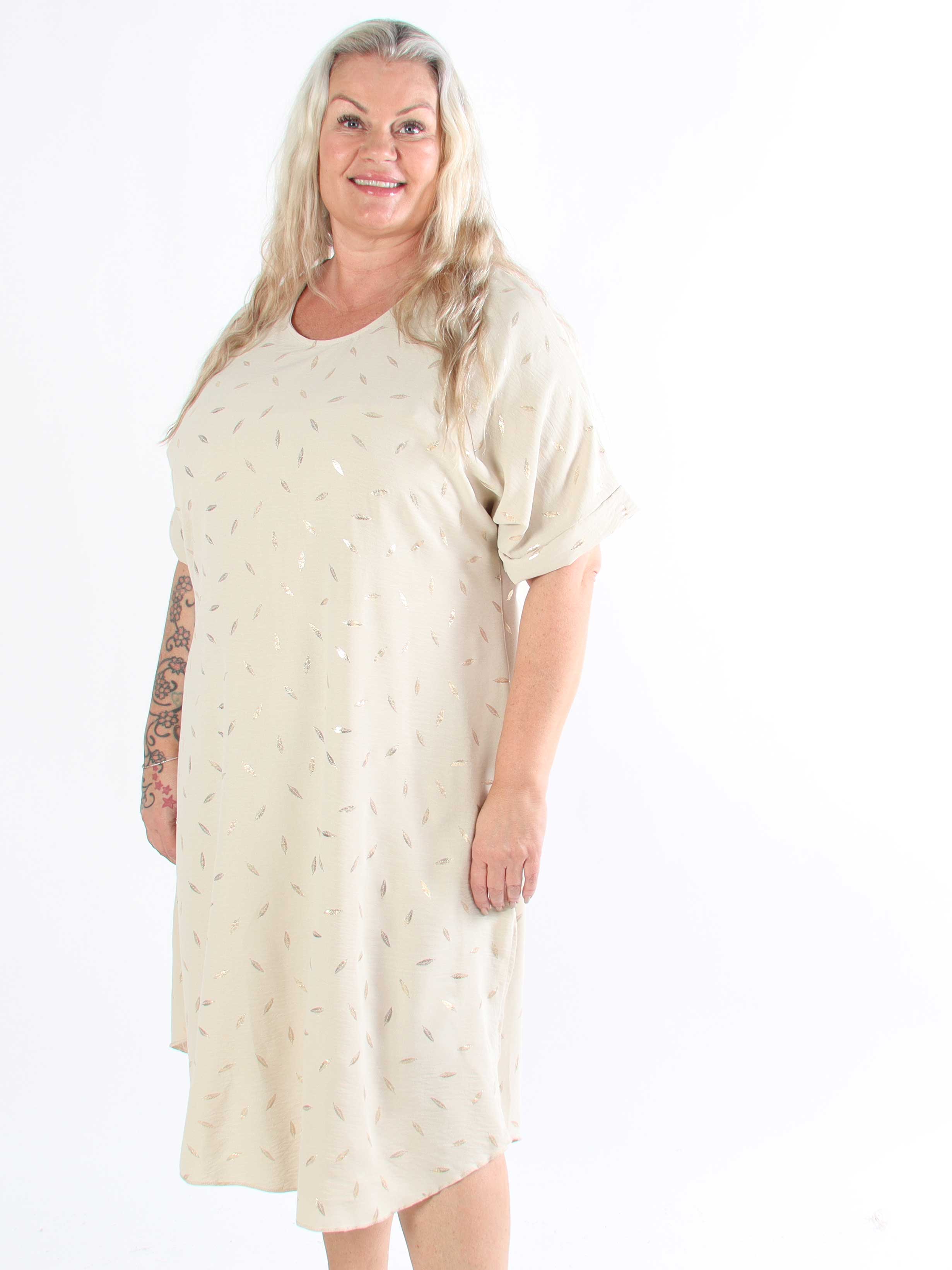 Valentina - Söt klänning i plusstorlek med fina guldblad